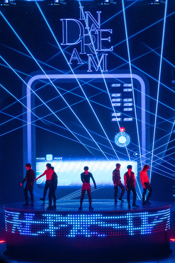 NCT DREAM이 23일 나고야 니혼가이시홀에서 열린 'THE DREAM SHOW2 &ndash; In A DREAM' 일본 투어 첫 공연에서 무대를 선보이고 있다. [사진=SM엔터테인먼트]