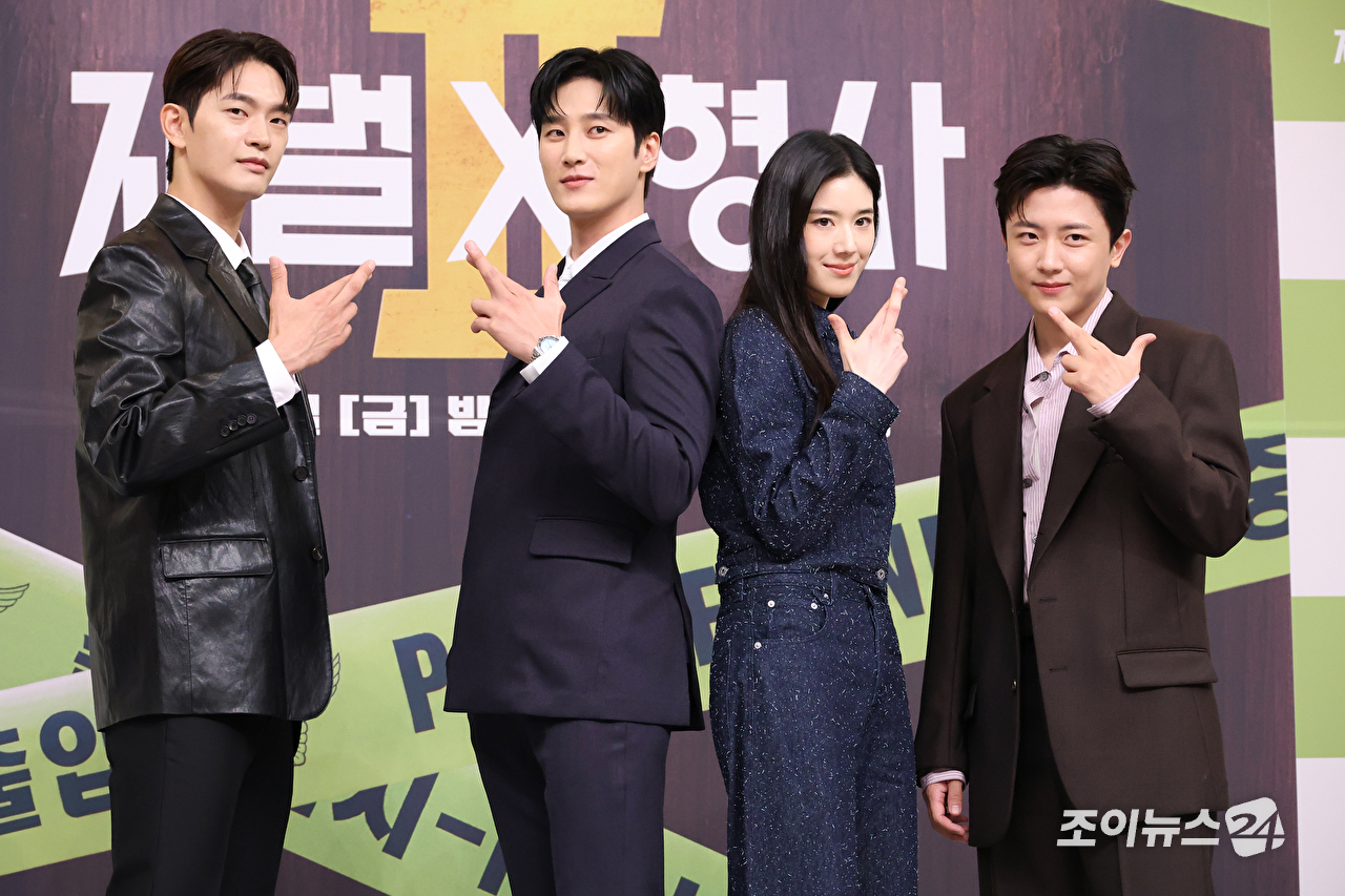 배우 김상준, 안보현, 정은채, 김신비가 4일 오전 서울 양천구 목동 SBS에서 진행된 SBS 새 금토드라마 '재벌X형사2' 제작발표회에 참석해 포즈를 취하고 있다. [사진=문수지 기자]