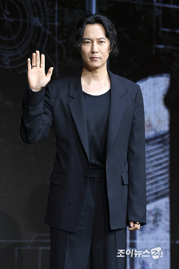 배우 김남길이 22일 오전 서울 마포구 호텔 나루 서울 엠갤러리에서 열린 냇플릭스 시리즈 '트리거' 제작발표회에 참석해 포즈를 취하고 있다. [사진=문수지 기자]