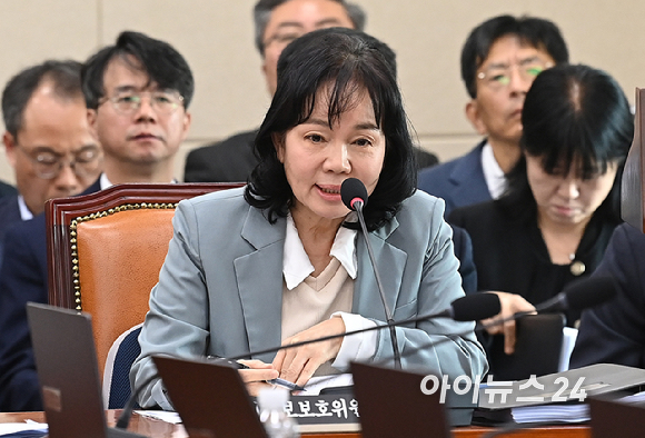 송경희 개인정보보호위원장이 11일 국회에서 열린 정무위원회 전체회의에서 질의 답하고 있다. [사진=곽영래 기자]