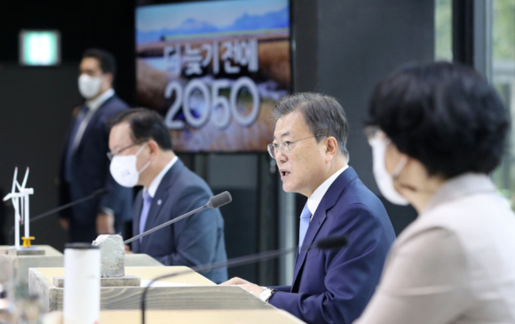 문재인 대통령이 18일 서울 용산구 노들섬다목적홀에서 열린 2050 탄소중립위원회 제2차 전체회의에 참석해 발언하고 있다. [사진=뉴시스]
