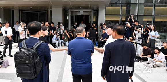 공천개입 의혹을 받는 명태균씨가 31일 오전 서울 종로구에 마련된 김건희 특검팀(특별검사 민중기) 사무실로 조사를 받기 위해 출석하고 있다. [사진=곽영래 기자]
