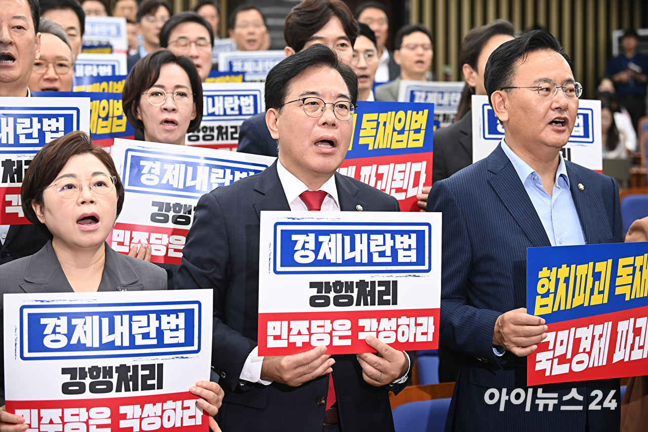 국민의힘 송언석 비상대책위원장 겸 원내대표와 의원들이 25일 서울 여의도 국회에서 열린 의원총회에서 민주당 규탄 구호를 외치고 있다. [사진=곽영래 기자]