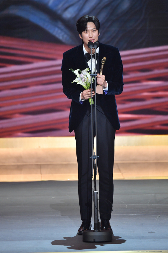 배우 나인우가 31일 오후 여의도 KBS에서 열린 '2021 KBS 연기대상'에서 신인상을 수상한 후 수상소감을 전하고 있다. [사진=KBS]