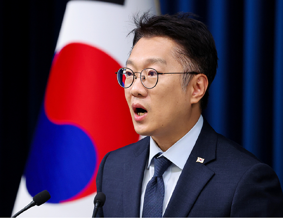 김남준 대변인이 20일 용산 대통령실에서 이날 진행된 이재명 대통령의 서울 ADEX 2025 개막식 및 방위산업 발전 토론회 참석 일정 관련 브리핑을 하고 있다. [사진=연합뉴스]