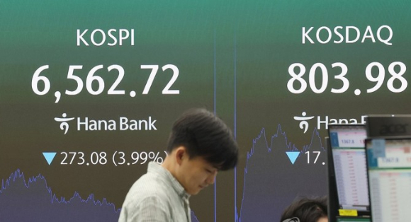 2일 장 마감 후 서울 중구 하나은행 딜링룸 [사진=연합뉴스]