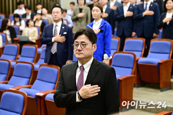 홍익표 더불어민주당 원내대표가 4일 오후 서울 여의도 국회에서 열린 의원총회에서 국민의례를 하고 있다. [사진=곽영래 기자]