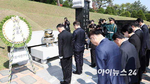 이재명 더불어민주당 대선 후보가 28일 서울 동작구 현충원 김대중 전 대통령 묘소를 참배하고 있다. [사진=곽영래 기자]