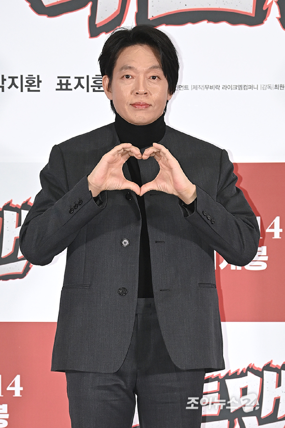 배우 박지환이 8일 오후 서울 송파구 신천동&nbsp;롯데시네마 월드타워점에서 열린 영화 '하트맨' 시사회에서 포토타임을 갖고 있다. [사진=곽영래 기자]