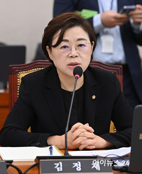 김정재 국민의힘 의원이 13일 서울 여의도 국회 국토교통위원회에서 열린 국토교통부 등에 대한 국정감사에서 지난 본회의 중 '호남에는 불이 안 나나'라는 발언에 대해 사과하고 있다. [사진=곽영래 기자]