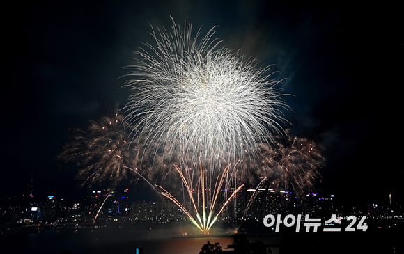 '2026 서울세계불꽃축제'가 5일 서울 여의도 한강공원 일대에서 열린 가운데 화려한 불꽃이 밤하늘을 장식하고 있다. [사진=곽영래 기자]