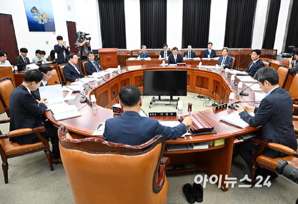 이양수 정보위원장이 1일 국회에서 열린 정보위원회 전체회의를 주재하고 있다. [사진=국회사진기자단 ]