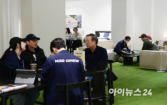 프리미엄 비건 매트리스 N32가 3월 2일 첫 'N32 데이' 행사를 개최했다. 2일 경기도 용인 기흥구 고매동 리빙파워센터 내 N32 스튜디오 기흥점에서 방문객들이 'N32 데이' 럭키드로우 행사를 즐기고 있다. [사진=정소희 기자]