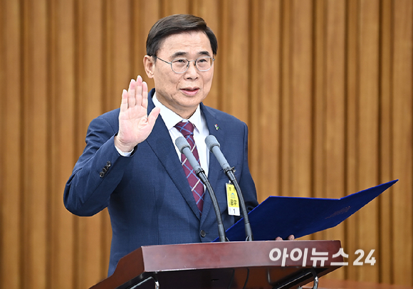 이종석 국가정보원장 후보자가 19일 오전 서울 여의도 국회에서 열린 인사청문회에서 선서를 하고 있다. [사진=곽영래 기자]