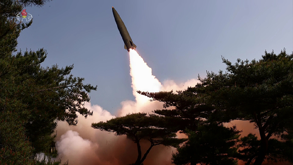 지난 5월 조선중앙TV가 김정은 북한 국무위원장이 같은 달 17일 조선동해상에서 진행된 새로운 자치유도항법체계를 도입한 전술탄도미사일 시험사격을 참관했다고 보도했다. 사진은 조선중앙TV 캡처. [사진=뉴시스]