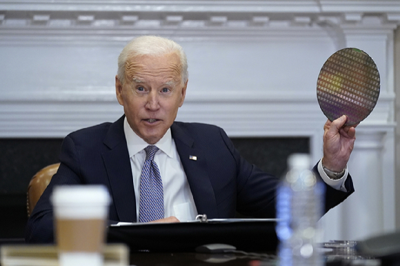 조 바이든 미국 대통령이 반도체 화상회의에 참석하고 있다. [사진=AP/뉴시스]