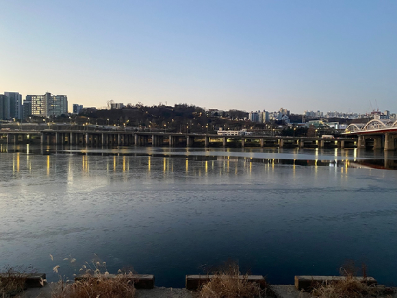 올해 겨울 한강은 지난겨울(2025년 2월 9일)보다 37일 빠르게 얼어붙었다. [사진=기상청]