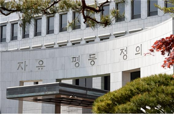 교제 폭력에 시달리다 집에 불을 질러 남자친구를 살해한 40대 여성이 대법원의 재판을 받고 싶다고 전했다. 본 기사와 무관한 이미지. [사진=픽사베이@Colibrie]