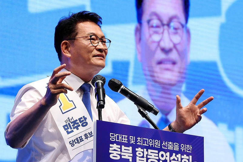 더불어민주당 송영길&middot;정청래&middot;김민석 당 대표 후보(이상 기호순)가 지난 5일 서울 영등포구 여의도 KBS에서 열린 제2차 TV 토론회를 준비하고 있다. [사진=연합뉴스]