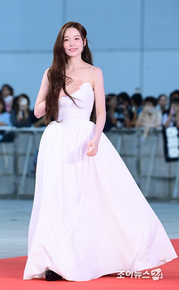 배우 윤소희가 18일 오후 인천광역시 파라다이스 시티에서 열린 제4회 청룡시리즈어워즈 레드카펫 행사에 참석하고 있다. [사진=정소희 기자]