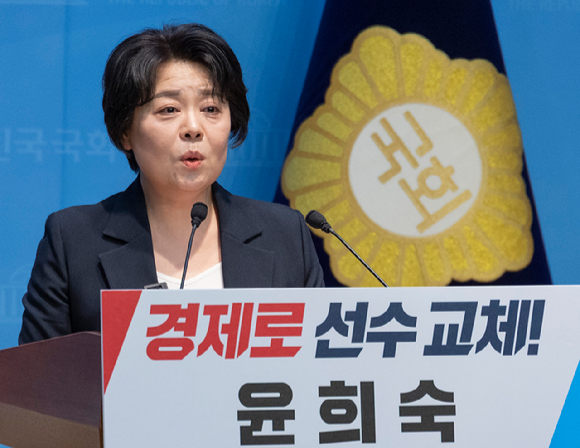 국민의힘 윤희숙 전 혁신위원장이 4일 국회 소통관에서 서울시장 후보 출마 기자회견을 하고 있다. 2026.3.4 [사진=연합뉴스]