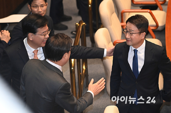 한병도(오른쪽부터) 더불어민주당 원내대표와 국민의힘 송언석 원내대표, 김대식 의원이 3일 국회 본회의에서 대화를 나누고 있다. [사진=곽영래 기자]