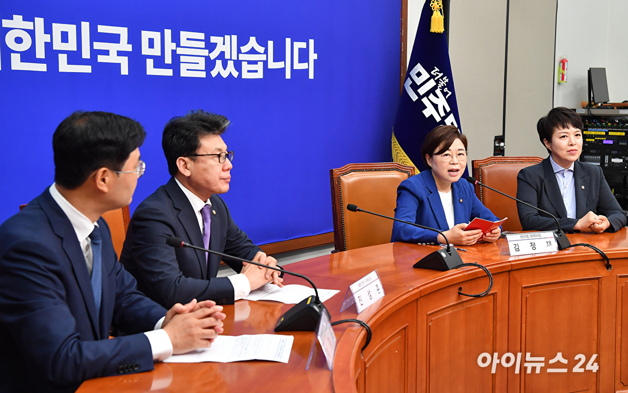 더불어민주당 진성준 정책위의장, 이정문 수석부의장, 국민의힘 김정재 정책위의장, 김은혜 원내정책수석부대표가 7일 오전 서울 여의도 국회에서 열린 여야 정책위의장 상견례에서 기념촬영을 하고 있다.왼쪽부터 국민의힘 김은혜 원내정책수석부대표 겸 정책위 수석부의장, 더불어민주당 진성준 정책위의장, 국민의힘 김정재 정책위의장, 더불어민주당 이정문 정책위 수석부의장 [사진=곽영래 기자]