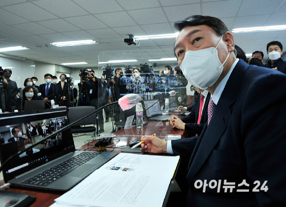 윤석열 국민의힘 대선후보가 16일 오후 서울 용산구 대한의사협회에서 열린 코로나 대응 문제점과 개선방안에 대한 화상 간담회에서 발언을 하고 있다. [사진=국회사진취재단]