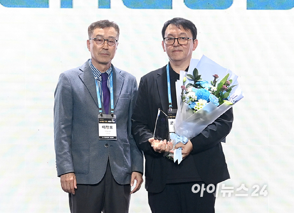 [포토] '제7회 아이뉴스24 D·N·A 혁신상' 공로상은 아젠다북