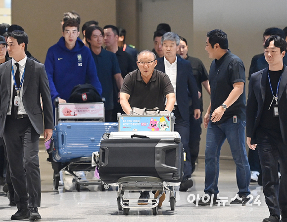 북중미월드컵 조별예선 탈락한 축구대표팀 박항서 월드컵지원단장, 홍명보 전 감독과 일부 선수들이 30일 오전 인천공항 제2 터미널을 통해 귀국하고 있다. [사진=곽영래 기자]