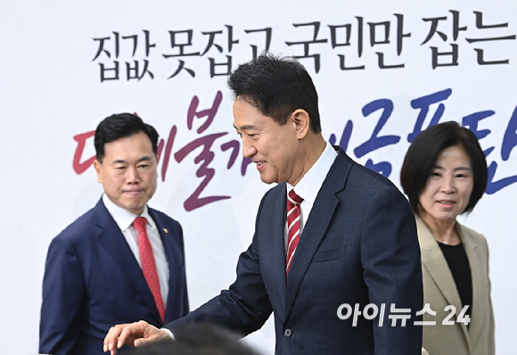 오세훈 서울시장이 14일 서울 여의도 국회에서 열린 원내대책회의에 참석하고 있다. [사진=곽영래 기자]