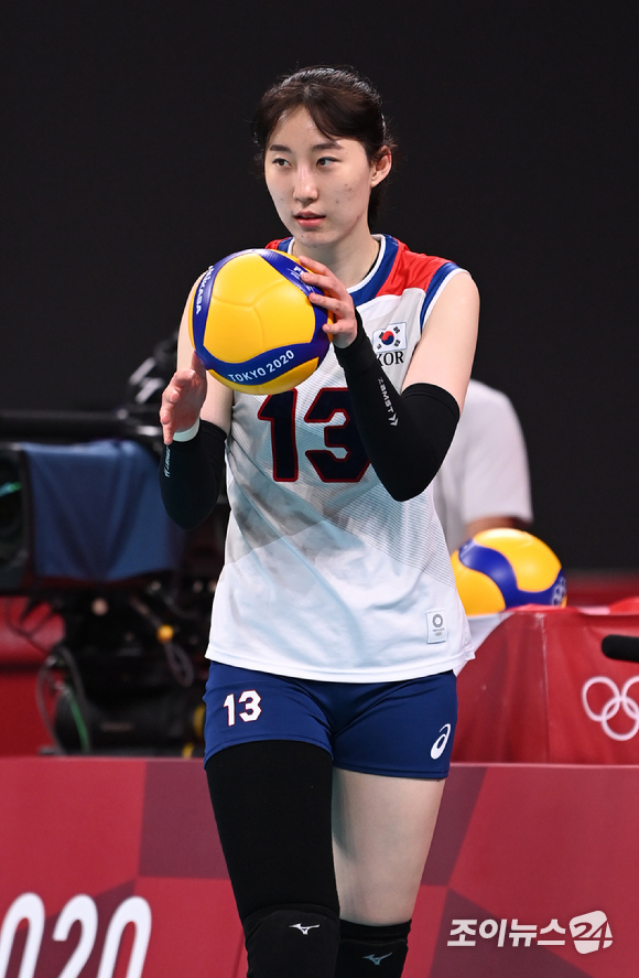 8일 오전 일본 도쿄 아리아케 아레나에서 '2020 도쿄올림픽' 여자 배구 동메달 결정전 대한민국과 세르비아의 경기가 펼쳐졌다. 한국 박정아가 서브를 준비하고 있다.