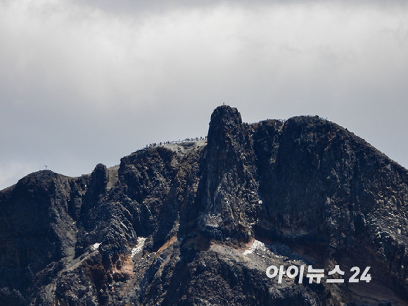 13일 오전 연길공항에서 인천공항으로 가는 비행기 탑승 중 창가에서 바라본 백두산의 모습. [사진=정소희 기자]