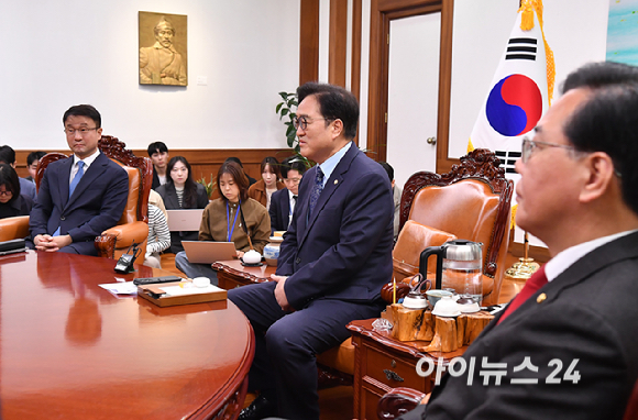 우원식 국회의장이 30일 서울 여의도 국회에서 열린 의장 주재 여야 원내대표 회동을 하고 있다. [사진=곽영래 기자]