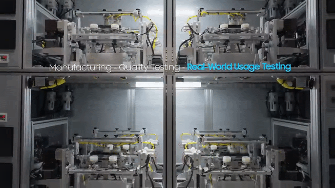 20만번 접고 펴는 테스트를 받는 갤럭시Z 트라이폴드. [사진=삼성전자 유튜브 캡처]