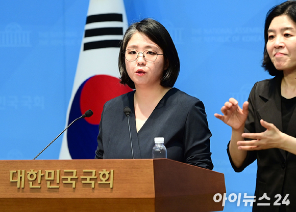 용혜인 성평등가족부 장관 후보자가 10일 서울 여의도 국회 소통관에서 입장 발표 기자회견을 하고 있다. [사진=정소희 기자]