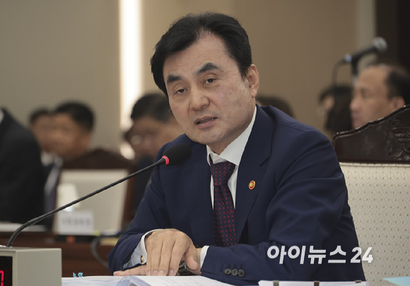 안규백 국방부 장관이 13일 오전 서울 용산구 국방부 청사에서 열린 국방부 국정감사에서 질의에 답하고 있다. [사진=국회사진기자단]