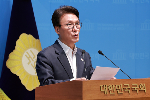 김민석 더불어민주당 당 대표 후보가 10일 서울 여의도 국회 소통관에서 공약과 관련해 기자회견을 하고 있다. [사진=연합뉴스]