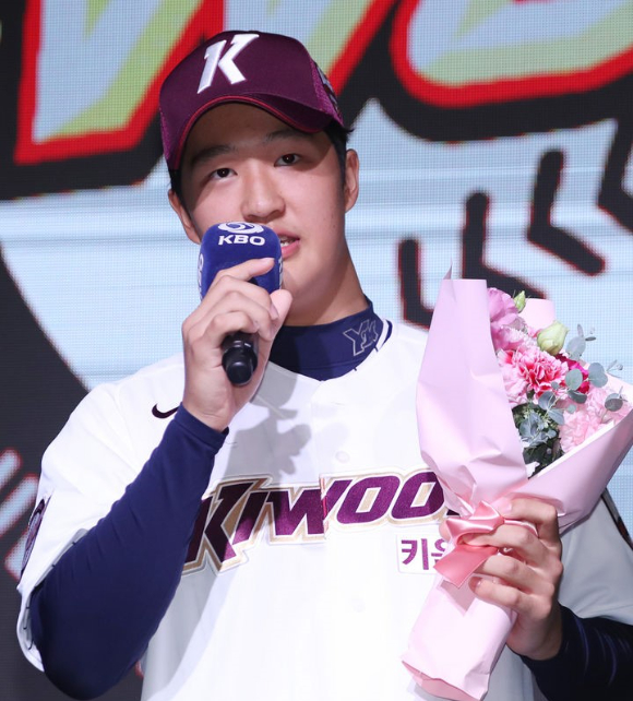 지난 14일 서울시 중구 소공동에 있는 웨스틴조선호텔 그랜드볼룸에서 열린 '2024 KBO 신인 드래프트'에서 키움 히어로즈에 1라운드로 지명된 전준표(투수, 서울고)가 소감을 밝히고 있다. [사진=뉴시스]