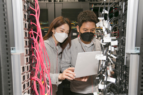 KT직원들이 KT 클라우드 데이터 센터에서 시스템을 점검하고 있다. [사진=KT]