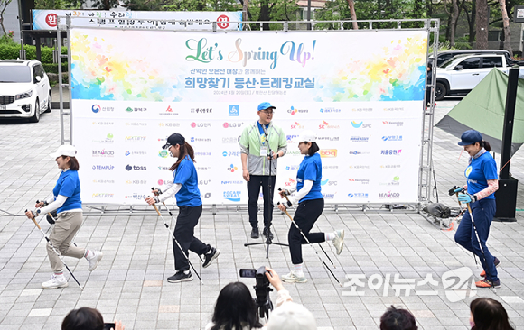 박상신 한국노르딕워킹협회 회장이 20일 오전 서울 강북구 우이동 만남의 광장에서 열린 산악인 오은선 대장과 함께하는 '제9회 희망찾기 등산·트레킹 교실' 개막 행사에서 '내 몸을 깨우는 헬스 워킹'을 주제로 강연하고 있다. [사진=곽영래 기자]