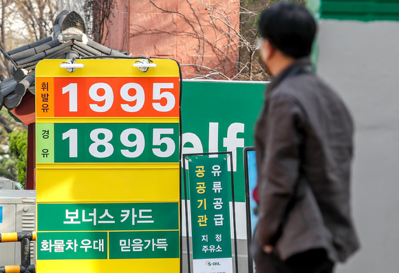 23일 한국석유공사 유가정보서비스 오피넷에 따르면 국내 주유소 휘발유 가격이 이번 주에도 소폭 내리며 4주 연속 하락했다. [사진=뉴시스]