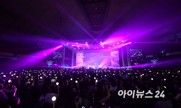 밴드 소란이 21일 오후 서울 송파구 잠실학생체육관에서 열린 '2026 JOY콘서트 - 보이스 오브 스프링(Voice of spring)'에서 무대를 선보이고 있다.고품격 엔터테인먼트 경제지 조이뉴스24와 인터넷종합지 아이뉴스24가 주최하는 '보이스 오브 스프링'은 올해로 세 번째를 맞았다. 이번 공연엔 엔플라잉(N.Flying/이승협, 차훈, 김재현, 유회승, 서동성), 소란(SORAN/고영배), 에이엠피(AxMxP/하유준, 김신, 크루, 주환)가 함께해 현장감이 넘치는 밴드 사운드로 관객과 열렬히 교감했다. [사진=곽영래 기자]