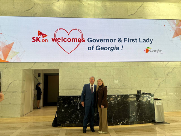 브라이언 켐프(왼쪽) 미국 조지아 주지사가 24일 서울 종로구 SK서린빌딩에서 기념사진을 찍고 있다. [사진=SK온]