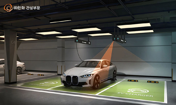 ㈜한화 건설부문이 26년부터 한화포레나 단지에 적용하는 차세대 천장형 전기차 충전 시스템 &lsquo;EV에어스테이션&rsquo; [사진=한화 건설부문]
