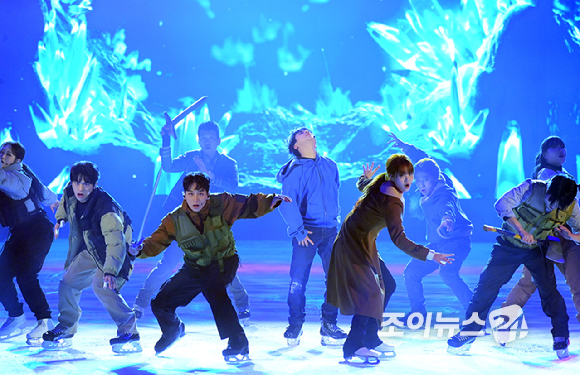 그룹 iKON 김진환이 23일 오후 서울 목동아이스링크에서 열린 뮤지컬 '나 혼자만 레벨업 on ICE' 프레스콜에서 열연하고 있다. [사진=정소희 기자]