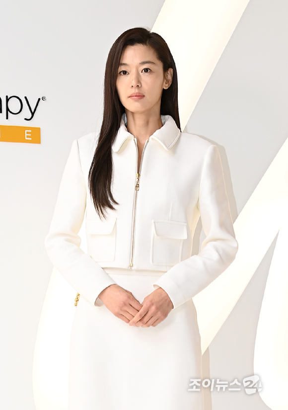 배우 전지현이 27일 오전 서울 중구에서 푸투라 서울에서 열린 글로벌 메디컬 에스테틱 브랜드 론칭 행사에서 포즈를 취하고 있다. [사진=곽영래 기자]