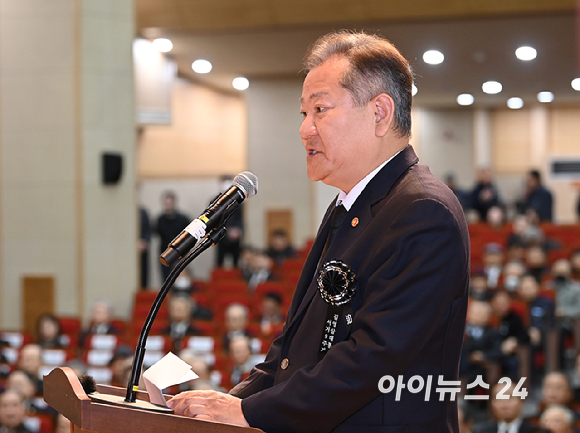 이상민 행정안전부 장관이 22일 오전 서울 동작구 국립서울현충원에서 열린 고(故) 김영삼 전 대통령 9주기 추모식에서 추모사를 하고 있다. [사진=곽영래 기자]