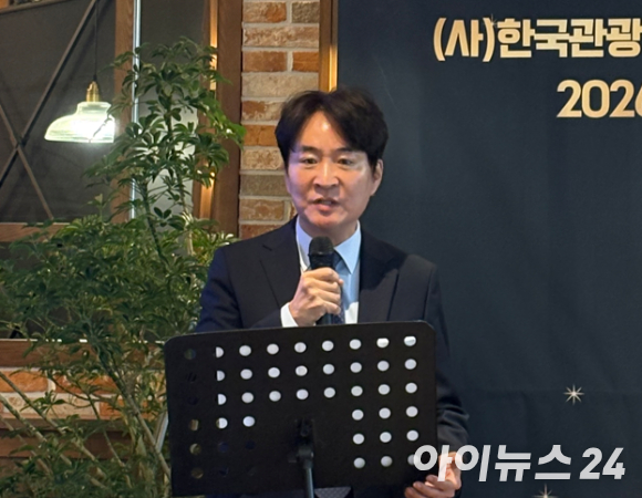 서원석 한국관광학회장이 29일 서울 강남구 아난티 앳 강남에서 열린 '학회장 신년 기자간담회 및 2026 관광트렌드 발표회'에서 인사말을 전하고 있다. 인사말을 전하고 있다. [사진=설래온 기자 ]