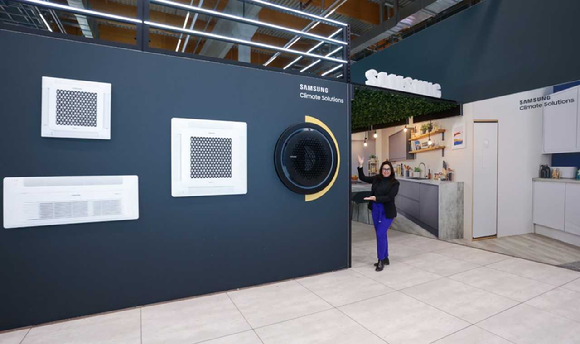 삼성전자 모델이 13일부터 17일(현지시간)까지 독일 프랑크푸르트에서 개최되는 냉·난방공조전시회 'ISH 2023'에서 고효율 냉난방 시스템인 히트펌프 EHS 신제품을 소개하고 있는 모습. [사진=삼성전자]